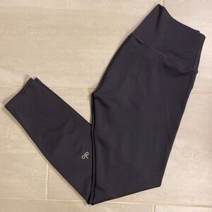 Alo Yoga 7/8” Airlift leggings in Anthracite- like new condition